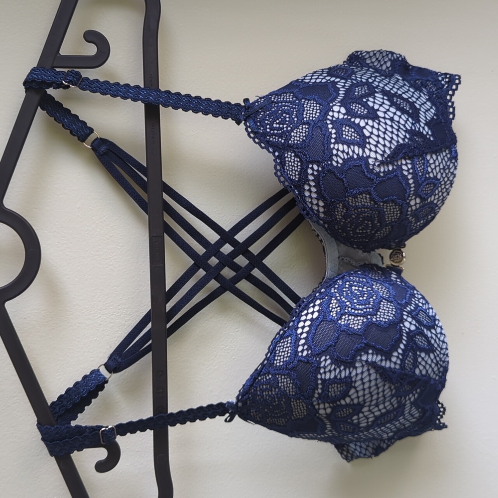 La Vie en Rose. Blue Lace. Magnetic Front-Closure. Push-up Bra. Size 36A.